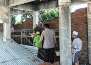 Bhabinkamtibmas Polres Bima Kota Bantu Warga Gotong Royong Pembangunan Masjid Baburahman