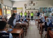 Polres Bima Kota Berikan Himbauan Keselamatan Berlalu Lintas, Bagikan Helm SNI kepada Komunitas Ojek Daring