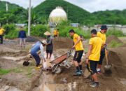 Ditpolairud Polda NTB Gotong Royong Perbaiki Jalan Bersama Masyarakat Sekotong
