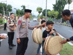 Baru Bertugas, Plh Kapolres Bima Kota AKBP Heriyanto Berbagi Takjil dengan Masyarakat