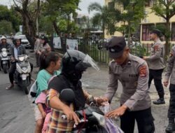 Biddokkes Polda NTB Bagi Takjil untuk Ojol dan Pengendara