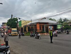 Jelang Berbuka, Sat Lantas Polres Dompu Kendalikan Arus, Dompu Tetap Lancar dan Kondusif