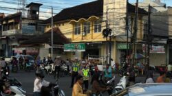 Personel Pos Yan Masbagik Atur Lalu Lintas Antisipasi Ramainya Ngabuburit