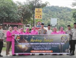 Polsek Rasanae Timur dan Bhayangkari Berbagi Takjil, Sampaikan Imbauan Tertib Lalu Lintas Secara Humanis
