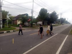 Polsek Lape Laksanakan Giat Strong Point Pagi Guna Pastikan Keamanan Pengguna Jalan