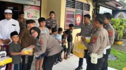 Sentuhan Kasih di Kuripan: Polres Lombok Barat Berbagi Kebahagiaan Bersama Anak Yatim