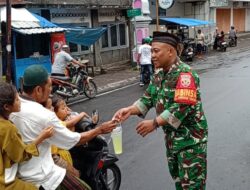 Babinsa dan Warga Ampenan Tengah Berbagi Takjil
