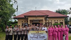 Wujudkan Kepedulian, Polsek Buer dan Bhayangkari Bagikan 120 Paket Takjil di Depan Mapolsek