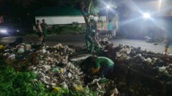 Usai Tarawih, TNI dan Warga Bersihkan Sampah Gunungsari