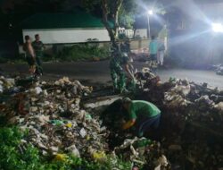 Usai Tarawih, TNI dan Warga Bersihkan Sampah Gunungsari