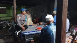 Lombok Barat, NTB - Dalam rangka memelihara situasi keamanan dan ketertiban masyarakat (Kamtibmas) yang kondusif, jajaran Kepolisian Sektor (Polsek) Lembar konsisten melaksanakan kegiatan rutin yang ditingkatkan melalui patroli dialogis. Langkah preventif ini menyasar sejumlah titik rawan dan area pemukiman padat penduduk guna mengantisipasi potensi tindak kriminalitas maupun gangguan sosial lainnya di wilayah hukum Polres Lombok Barat. Pada Senin malam, 09 Maret 2026, intensitas pengamanan difokuskan di kawasan perumahan dan titik kumpul warga, khususnya di Dusun Baru Samban, Desa Lembar Selatan, Kecamatan Lembar. Kegiatan yang dimulai pada pukul 23.00 WITA ini melibatkan personel piket yang terjun langsung menyapa masyarakat guna memberikan rasa aman di tengah waktu istirahat malam. Komitmen Polri dalam Menjamin Keamanan Masyarakat Kapolres Lombok Barat, Polda NTB, AKBP Yasmara Harahap, S.I.K., M.Si., melalui Kapolsek Lembar, Ipda Ruslan, S.H., menegaskan bahwa patroli KRYD (Kegiatan Rutin Yang Ditingkatkan) merupakan instrumen penting bagi kepolisian untuk mendeteksi dini potensi gangguan keamanan. Kehadiran polisi di lapangan pada jam-jam rawan diharapkan mampu mempersempit ruang gerak pelaku kejahatan, seperti pencurian dengan pemberatan (Curat), pencurian dengan kekerasan (Curas), dan pencurian kendaraan bermotor (Curanmor). "Kami terus berkomitmen untuk hadir di tengah masyarakat, terutama pada jam istirahat malam, guna memastikan tidak ada celah bagi gangguan keamanan. Melalui patroli dialogis ini, personel kami tidak hanya sekadar melintas, tetapi juga membangun komunikasi dua arah dengan warga yang masih beraktivitas di luar rumah," ujar Ipda Ruslan, S.H. dalam keterangannya. Beliau menambahkan bahwa stabilitas keamanan di wilayah Lembar merupakan prioritas utama, mengingat wilayah ini juga menjadi salah satu gerbang penting transportasi di Kabupaten Lombok Barat. Dengan terciptanya situasi yang aman, masyarakat dapat beraktivitas dan beristirahat tanpa diselimuti rasa khawatir. Pelaksanaan Patroli Dialogis dan Himbauan Kamtibmas Operasi malam tersebut dilaksanakan secara mobile oleh tim yang terdiri dari Aipda I Wayan Sandiarta, Aipda I Gede Sadar, dan Brigadir Jumawan Hadi. Para personel menyisir jalanan desa hingga masuk ke area perumahan di Dusun Baru Samban. Dalam pelaksanaannya, petugas menemukan beberapa kelompok pemuda dan warga yang masih berkerumun di pos ronda maupun di pinggir jalan. Alih-alih memberikan tindakan represif, petugas mengedepankan pendekatan humanis melalui dialog. Petugas memberikan edukasi mengenai pentingnya menjaga kewaspadaan lingkungan secara mandiri dan saling mengingatkan antar tetangga jika melihat hal-hal yang mencurigakan. "Kami menghimbau masyarakat yang masih berkumpul untuk selalu menjaga kamtibmas guna antisipasi hal-hal yang merugikan serta mengganggu stabilitas keamanan. Kami juga mengingatkan agar warga tetap waspada terhadap kendaraan bermotor yang diparkir dan memastikan pintu rumah sudah terkunci dengan benar sebelum beristirahat," ungkap Ipda Ruslan menyampaikan arahan personel di lapangan. Edukasi semacam ini dinilai efektif karena masyarakat merasa dirangkul sebagai mitra kepolisian dalam menjaga keamanan lingkungan. Respon masyarakat di Desa Lembar Selatan pun sejauh ini sangat positif terhadap kehadiran petugas patroli di wilayah mereka. Hasil Pemantauan Wilayah Hukum Polsek Lembar Berdasarkan laporan hasil kegiatan yang berlangsung hingga dini hari tersebut, situasi di wilayah Dusun Baru Samban dan sekitarnya terpantau dalam keadaan aman, lancar, dan kondusif. Tidak ditemukan adanya kejadian menonjol maupun gangguan nyata yang meresahkan warga. Arus lalu lintas di seputaran wilayah hukum Polsek Lembar juga dilaporkan tetap terkendali. Pihak kepolisian berharap agar sinergitas antara Polri dan masyarakat terus diperkuat melalui pengaktifan kembali sistem keamanan lingkungan (Siskamling) di tingkat dusun. Dengan adanya kerja sama yang solid, segala bentuk potensi konflik maupun tindak pidana dapat dicegah lebih awal. Patroli KRYD ini dipastikan akan terus berlanjut secara rutin dengan jadwal dan sasaran lokasi yang dinamis mengikuti perkembangan situasi di lapangan.