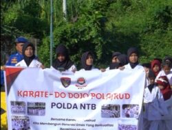 Anak Binaan Karate-Do Dojo Polairud Polda NTB Bagikan Takjil di Pelabuhan Lembar dan Serumbung