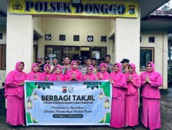 Meraih Keberkahan Polsek Donggo Bersama Bhayangkari Bagikan Takjil Berbuka Puasa