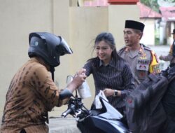 Bag Ops dan Si Humas Polres Dompu Berbagi Takjil di Bulan Ramadan, Sambil Edukasi Keselamatan Berlalu Lintas