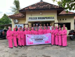 Meraih Berkah Dalam Kebersamaan, Polsek Madapangga Bersama Bhayangkari Bagikan Takjil Berbuka Puasa