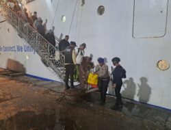Personel Ops Ketupat Rinjani 2026 Amankan Kedatangan Kapal KM AWU di Pelabuhan Bima