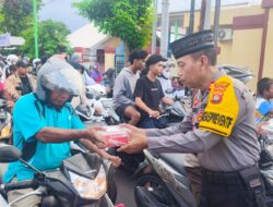 Ramadhan Berkah, Sat Samapta Polres Sumbawa Bagikan Takjil Untuk Masyarakat
