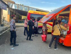 **Personel Pos Yan Taliwang Intensifkan Patroli di Terminal Tana Mira, Sampaikan Himbauan Kamtibmas Jelang Mudik Lebaran**