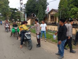 Tebar Kebaikan di Bulan Suci, Polsek Moyo Hulu Bagikan 200 Takjil di Jalur Lintas Sumbawa-Lunyuk