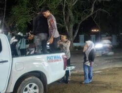 Personel Pos Yan Operasi Ketupat Rinjani Polres Bima Kabupaten Bantu Pemudik Yang Mengalami Pecah Ban