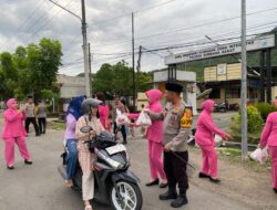 Kapolres Sumbawa Barat Beserta Jajaran dan Ketua Byangkari Berbagi Takjil Kepada Masyarakat