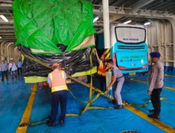 Pastikan Keselamatan Penumpang, Ditpolaurud Polda NTB Bersama KSOP Awasi Bongkar Muat di Pelabuhan Lembar