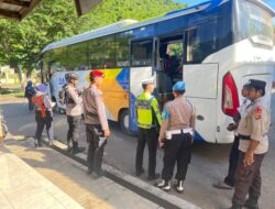 Personel Pos Yan Taliwang Intensifkan pengecakan dan Himbauan Kamtibmas Jelang Mudik Lebaran