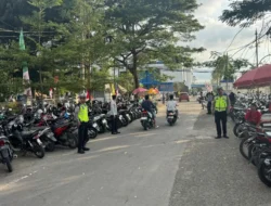 Tradisi Presean Padati Taman Kota, Satlantas Polres Lombok Barat Pastikan Jalur Tetap Lancar