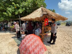 Polres Loteng Pastikan Kenyamanan Masyarakat Saat Libur Lebaran di Pantai Aan Mandalika. ‎