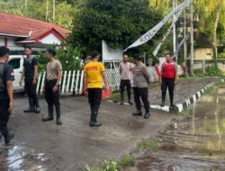 Aksi Cepat Polsek Batulayar Evakuasi Pengendara dan Pantau Luapan Sungai Saat Banjir Melanda