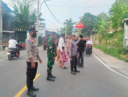 Jaga Keamanan Tradisi, Personel Polsek Lembar Amankan Prosesi Nyongkolan di Jalur Lintas Kabupaten
