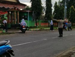 Personel Polsek Sambelia Laksanakan Pengaturan Lalu Lintas Pagi di Depan SMPN 1 Sambelia