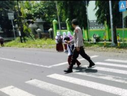 Personel Polsek Suela Laksanakan Pengaturan Lalu Lintas di Depan SDN 2 Suela untuk Tingkatkan Keamanan