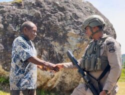 Satgas Damai Cartenz Gelar Patroli dan Pelayanan Kesehatan di Sinak