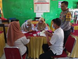 **Bhabinkamtibmas Desa Meraran Dampingi Screening Kesehatan Siswa, Wujud Sinergi Cegah Penyakit Tidak Menular**