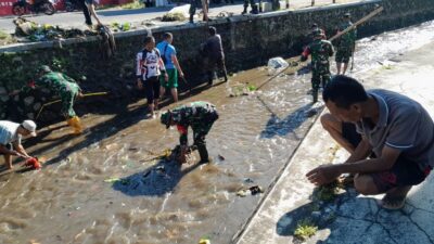 Semangat Kebersamaan, Babinsa dan Warga Bersihkan Lingkungan