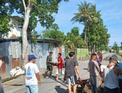 Warga dan Babinsa Kompak Bersihkan Jalan Haji Naim