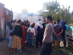 Diduga Konsleting Listrik 6 Unit Rumah di Desa Tolotangga Terbakar Polsek Monta Polres Bima Kabupaten Bersama Warga Bantu Padamkan Kobaran Api