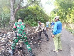 Wujudkan Lingkungan Sehat, Bhabinkamtibmas Desa Jurumapin Kompak Gotong Royong Bersama Warga