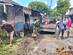 Gotong Royong TNI dan Warga Perbaiki Jalan Rusak