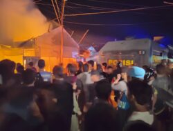 KEBAKARAN DUA UNIT RUMAH DI LINGKUNGAN RENDA, POLRES DOMPU GERAK CEPAT LAKUKAN PENANGANAN