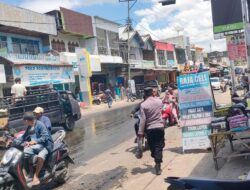 Pelumas Bekas Tumpah, Polsek Bolo Terjun ke TKP Lakukan Pengaturan dan Penjagaan Arus Lalulintas
