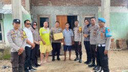 Peduli Warga Kurang Mampu, Polsek Rasbar Berbagi Sembako untuk Dua Warga Sakit Menahun