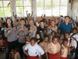 Hadirkan Keceriaan dan Edukasi Bagi Siswa, Satgas Damai Cartenz Gelar Bakti Sosial di SD Negeri Pomako 1