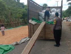 Bhabinkamtibmas Desa Bara Pantau Penjemuran dan Pengangkutan Jagung