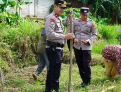 KAUR BIN OPS SAT BINMAS POLRES LOMBOK TENGAH LAKSANAKAN PENDAMPINGAN PEMELIHARAAN TANAMAN JAGUNG DI DESA MEKAR DAMAI