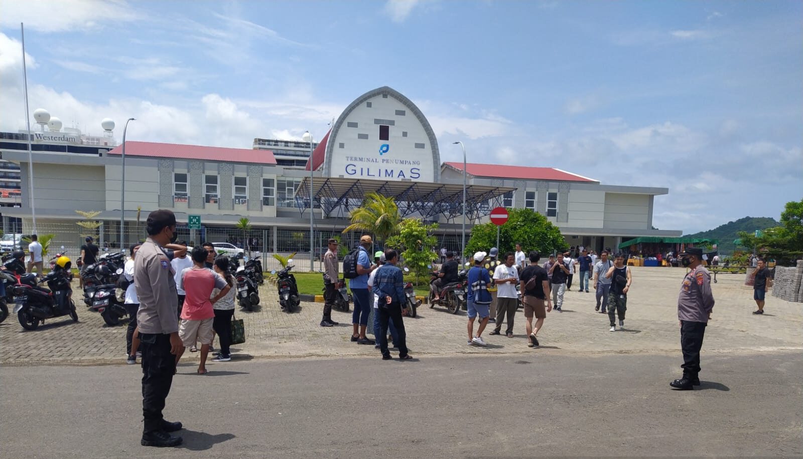 Kapal Pesiar Westerdam Berbendera Belanda Bersandar di Pelabuhan Gili Mas Lembar