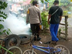 Hindari Penyakit Yang Disebabkan Nyamuk, Bhabinkamtibmas Desa Senyiur Dampingi Tim Kesehatan Puskesmas Lakukan Fogging