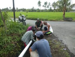 Terpenuhinya Kebutuhan Air Untuk Rumah Tangga, Babinsa Buwun Sejati Bersama Masyarakat Lakukan Pemasangan Pipa Untuk Saluran Air Pertanian