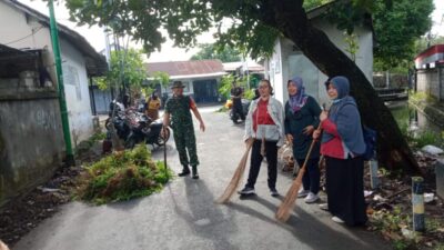 Atisipasi DBD, Babinsa Karang Taliwang Ajak Warga Binaan Laksanakan Jum’at Bersih